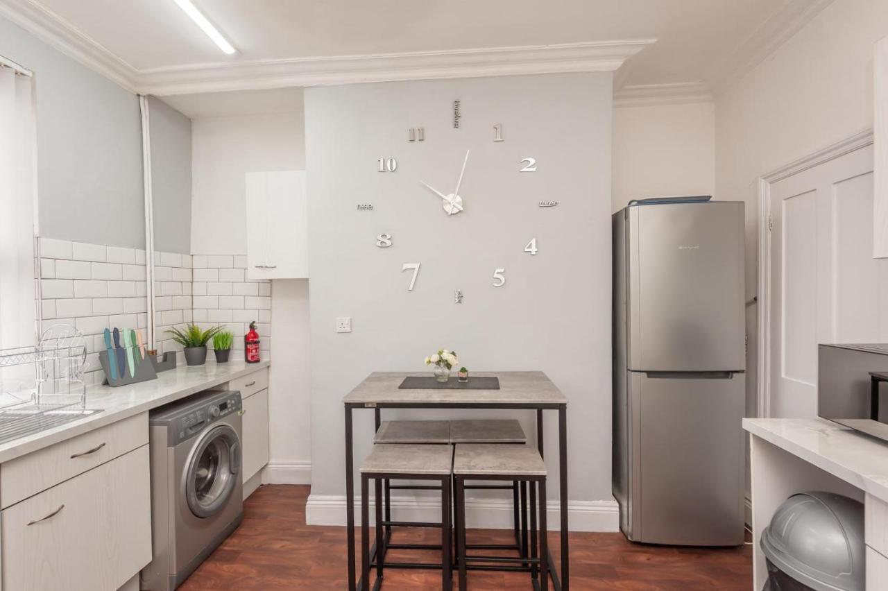 Leeds 4-Bed House - Sleeps 9 Free Parking & Wifi 빌라 외부 사진