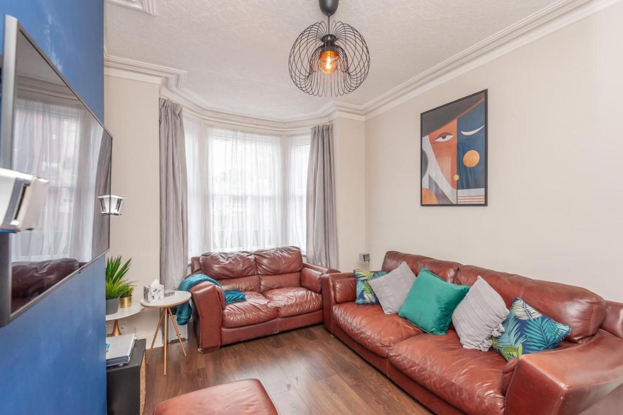 Leeds 4-Bed House - Sleeps 9 Free Parking & Wifi 빌라 외부 사진