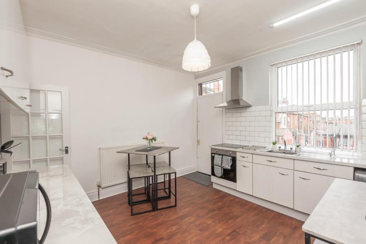 Leeds 4-Bed House - Sleeps 9 Free Parking & Wifi 빌라 외부 사진