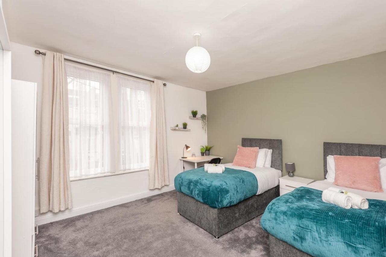 Leeds 4-Bed House - Sleeps 9 Free Parking & Wifi 빌라 외부 사진