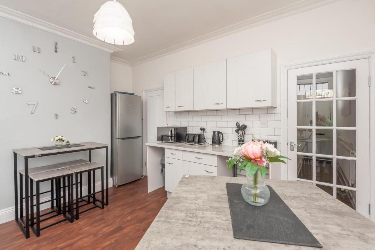 Leeds 4-Bed House - Sleeps 9 Free Parking & Wifi 빌라 외부 사진