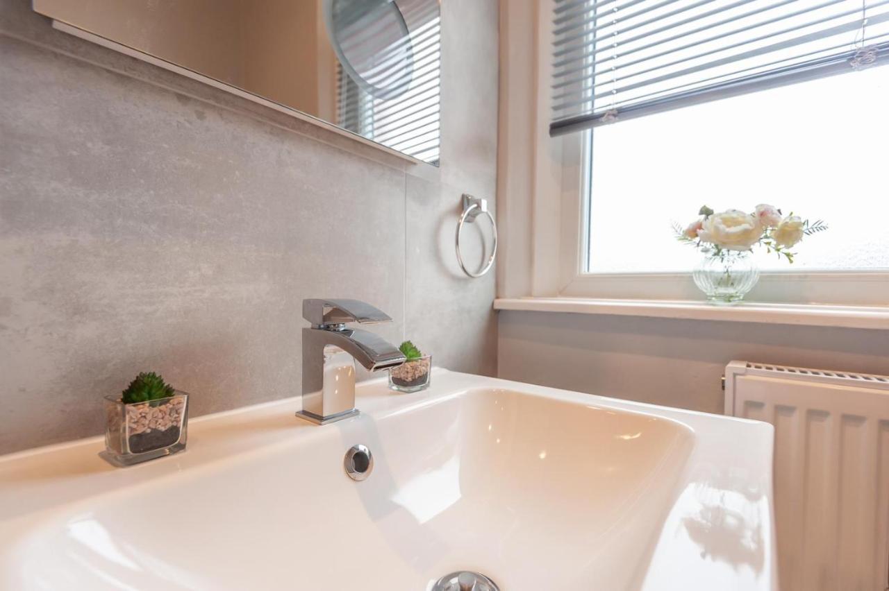 Leeds 4-Bed House - Sleeps 9 Free Parking & Wifi 빌라 외부 사진