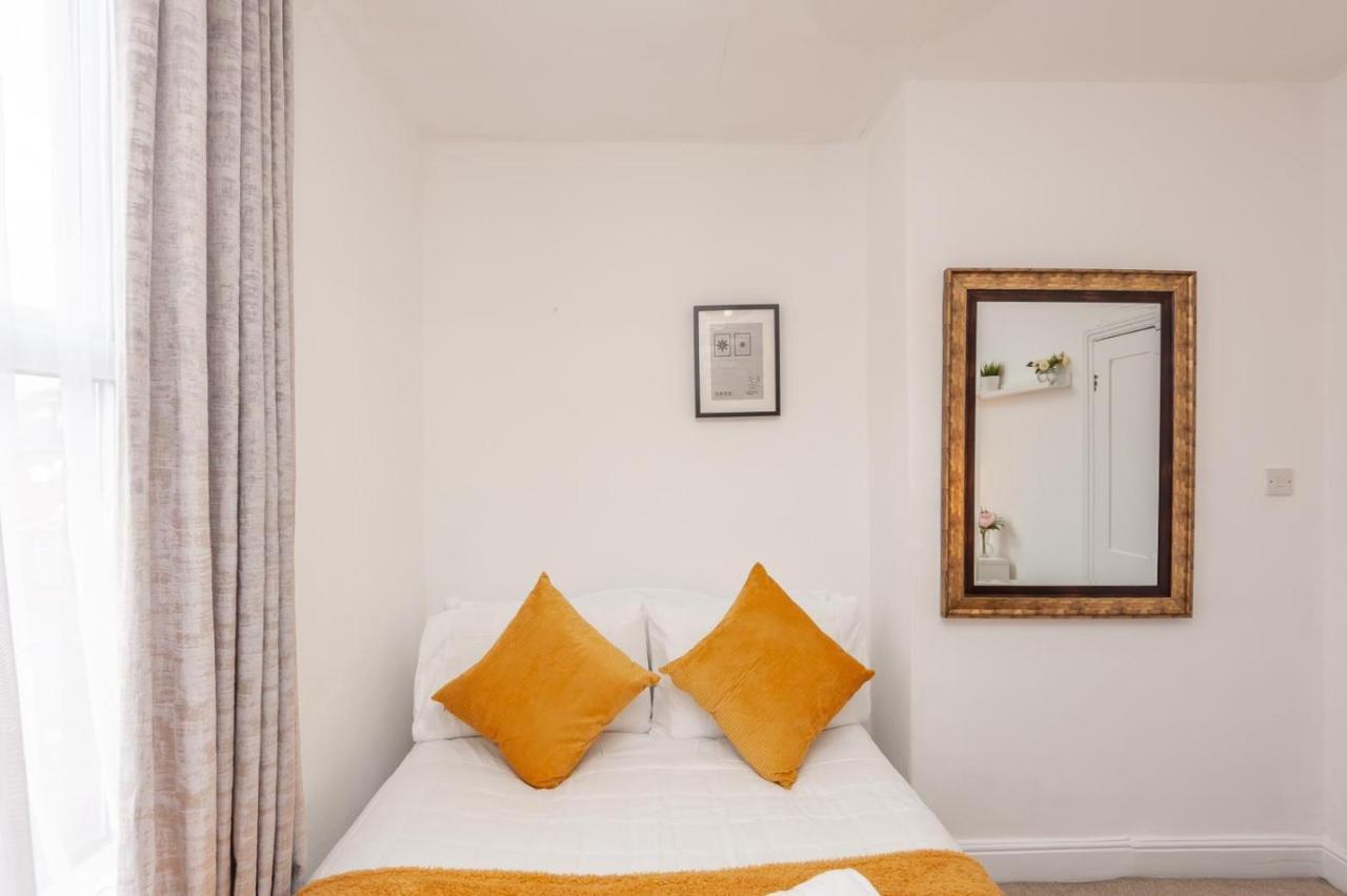 Leeds 4-Bed House - Sleeps 9 Free Parking & Wifi 빌라 외부 사진