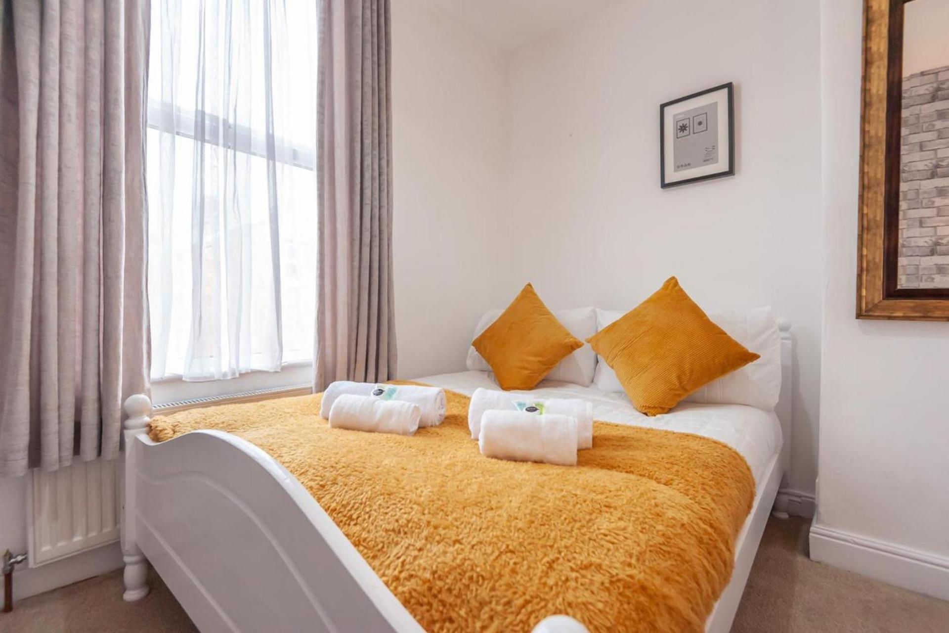 Leeds 4-Bed House - Sleeps 9 Free Parking & Wifi 빌라 외부 사진